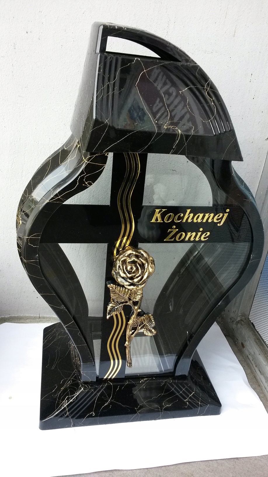 Black and gold decorative lantern featuring a rose design, with the inscription "Kochanej ลปonie" and elegant curved lines, made of glass and metal materials.