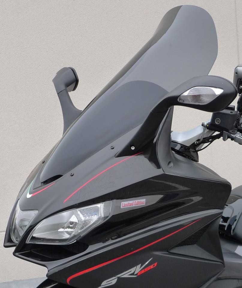Black smoke windshield for Aprilia SRV 850, measuring 70 cm (27-1/2"), featuring a sleek design with a curved top and red accents, enhancing aerodynamics and style.
