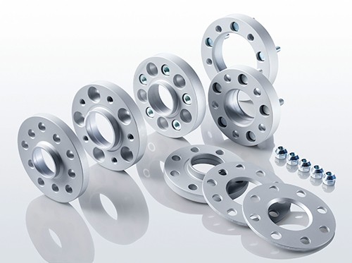Silver aluminum track widening spacers with 5 holes, featuring a 20mm width per spacer and a total of 40mm widening per axle, accompanied by bolts.