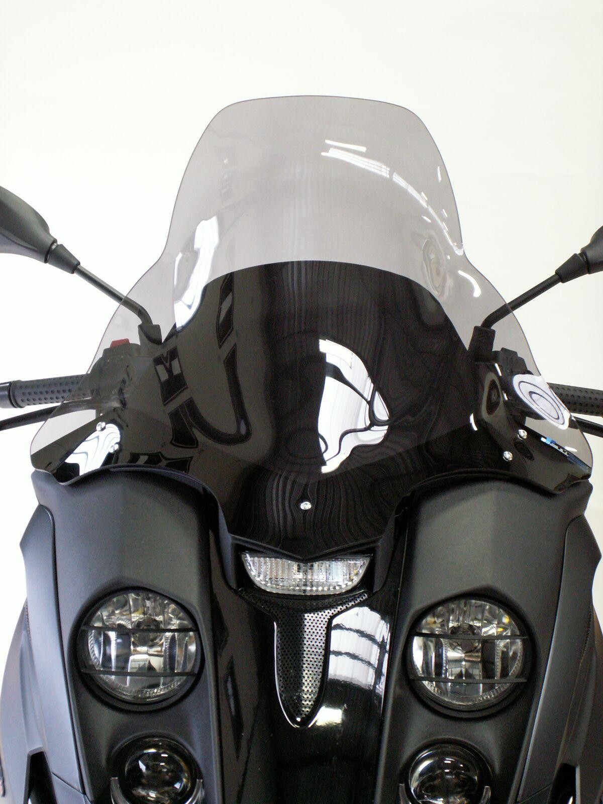 Grey smoke windshield for Gilera Fuoco 500 I.E. (2007-2016) with a sleek design, measuring 59 cm (23-1/4"), featuring a smooth surface and integrated headlight cutouts.