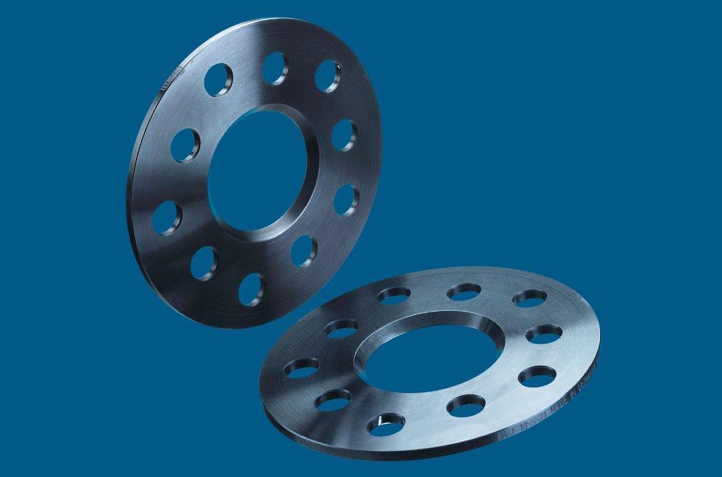 Silver aluminum wheel spacers with a 5mm thickness, featuring five holes and a smooth, polished surface, designed for track widening by 10mm per axle.