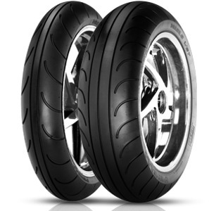 Pirelli Diablo Wet front motorcycle tire, size 120/70 R17, featuring a sleek black rubber surface with deep grooves for water drainage and a shiny silver rim.
