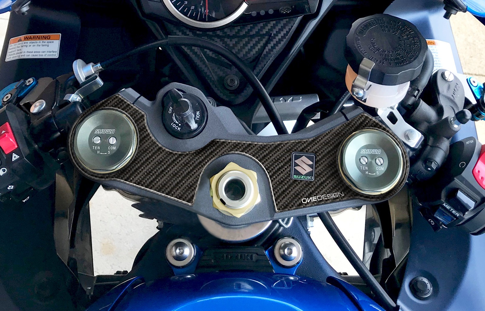 Top yoke protector sticker with a carbon fiber look, designed for Suzuki GSX-R 600/750 (2006-2017), featuring a sleek black finish and Onedesign branding.