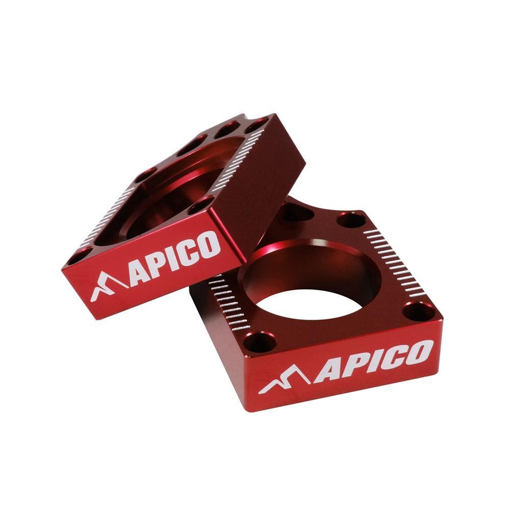 Red aluminum rear axle blocks with the "APICO" logo, designed for Suzuki RMZ 250/450 models from 2004 to 2022, featuring precision cutouts and a sleek finish.