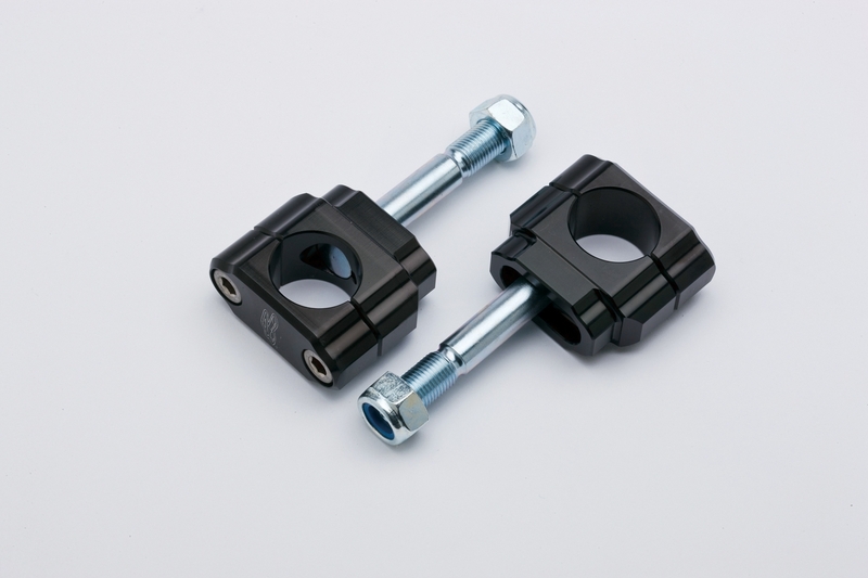 Black aluminum bar mounts with a sleek design, featuring two bolt holes and chrome-plated steel bolts for securing Ø28.6mm handlebars.