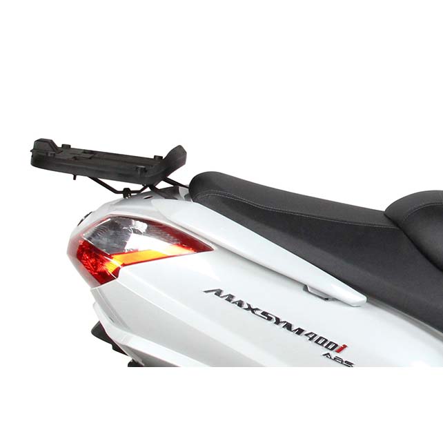 Black Shad Top Case Fitting Kit designed for Sym Maxsym 400 (2011-2020), featuring a sturdy mounting plate attached to a sleek silver motorcycle.