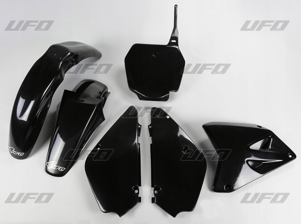 Black plastic full kit for Suzuki RM85 (2002-2018) includes front fender, side panels, and rear number plate, featuring a sleek, glossy finish with UFO branding.