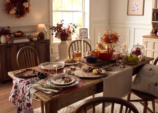 Cosy autumn-themed dining room with rustic table setting