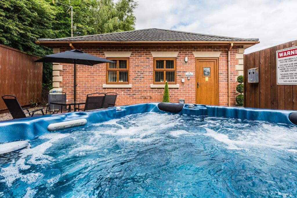 Oak Cottage with Hot Tub