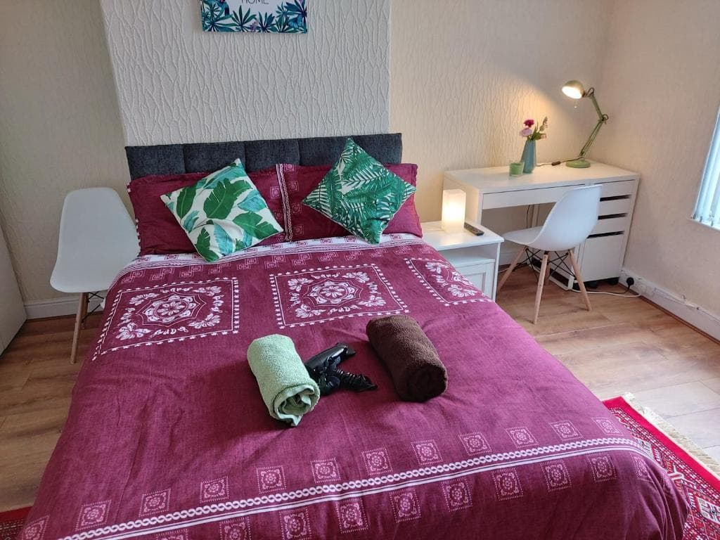 Spacious two bedroom house, parking and WiFi