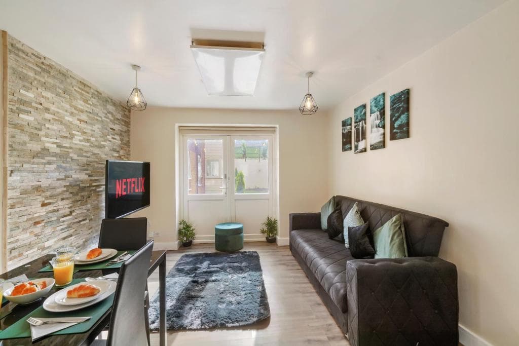 Lovely 1 bedroom unit with free parking