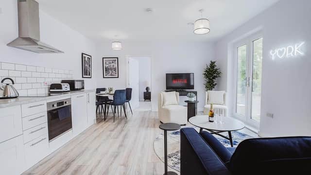 Stylish new-build, free parking, 20-minute walk to city centre, York, Yorkshire