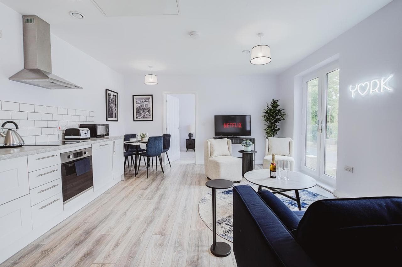 Stylish new-build, free parking, 20-minute walk to city centre, York, Yorkshire