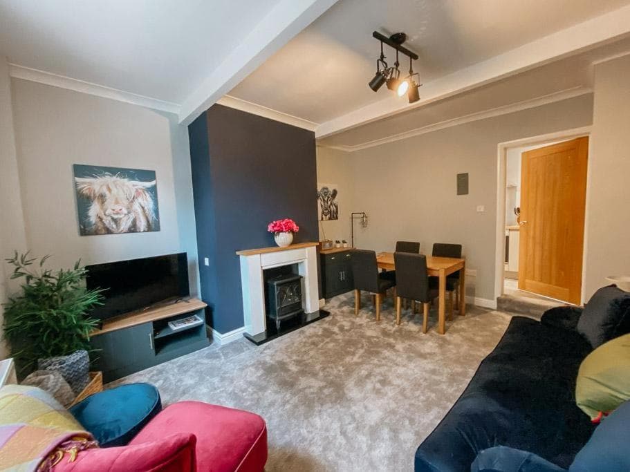 LITTLE RED HOLIDAY HOME, Luxurious 2 Bed Accommodation Close To Halifax within West Yorkshire, local access to the Peak District
