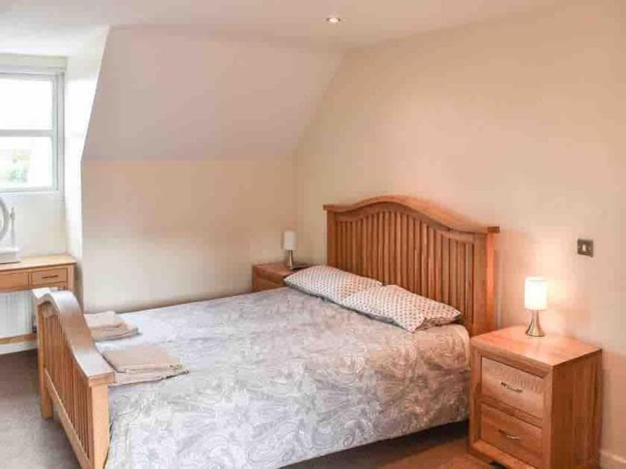 Normanton -ThreeStorey Townhouse -Free parking
