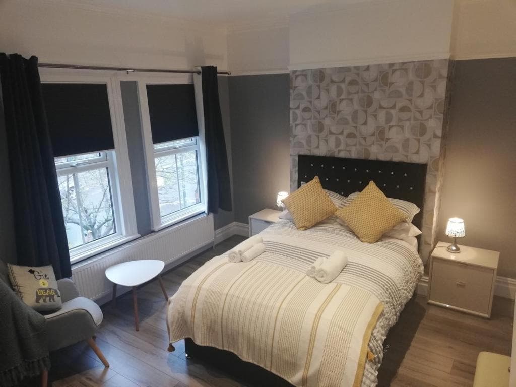Cosy contemporary 2 bed home central location near racecourse fast WiFi