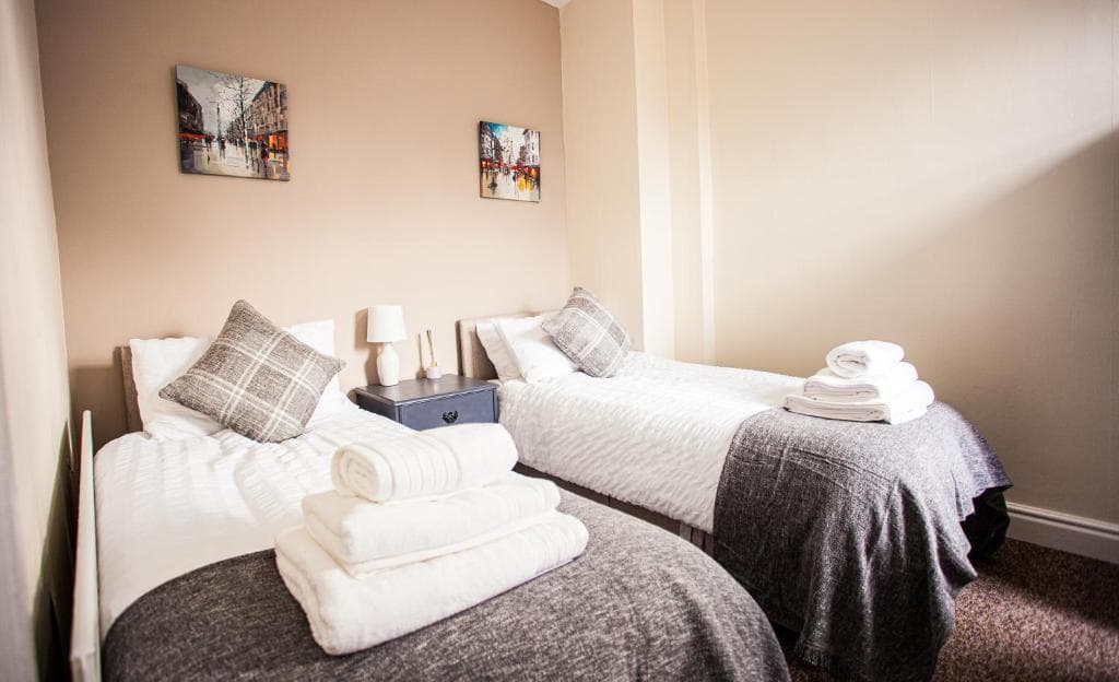 Contractor house, sleeps 5, close to restaurant's and bars, Long stays available, Oveyo Accommodation