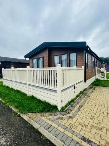 Eastgate Lodge with Hot Tub