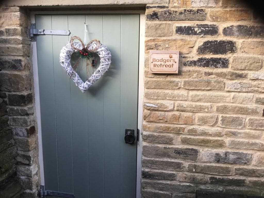 Adorable 1 bedroom guest house with free parking