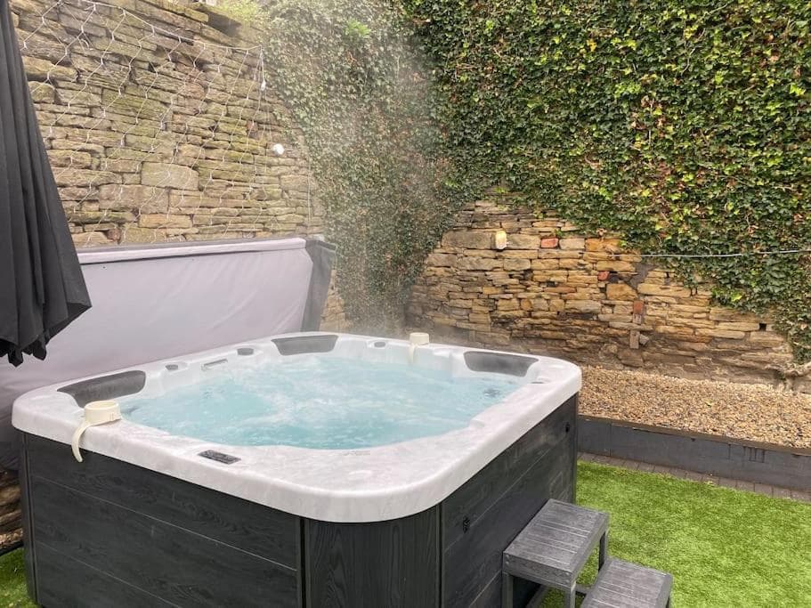 Honeybee Cottage, with a log fire & a hot tub.