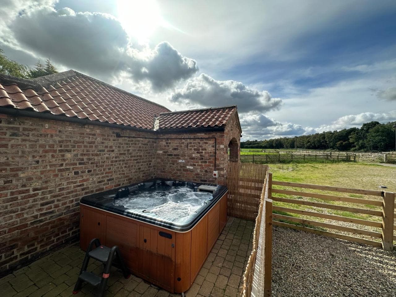 Granary cottage with HOT TUB, York, Yorkshire