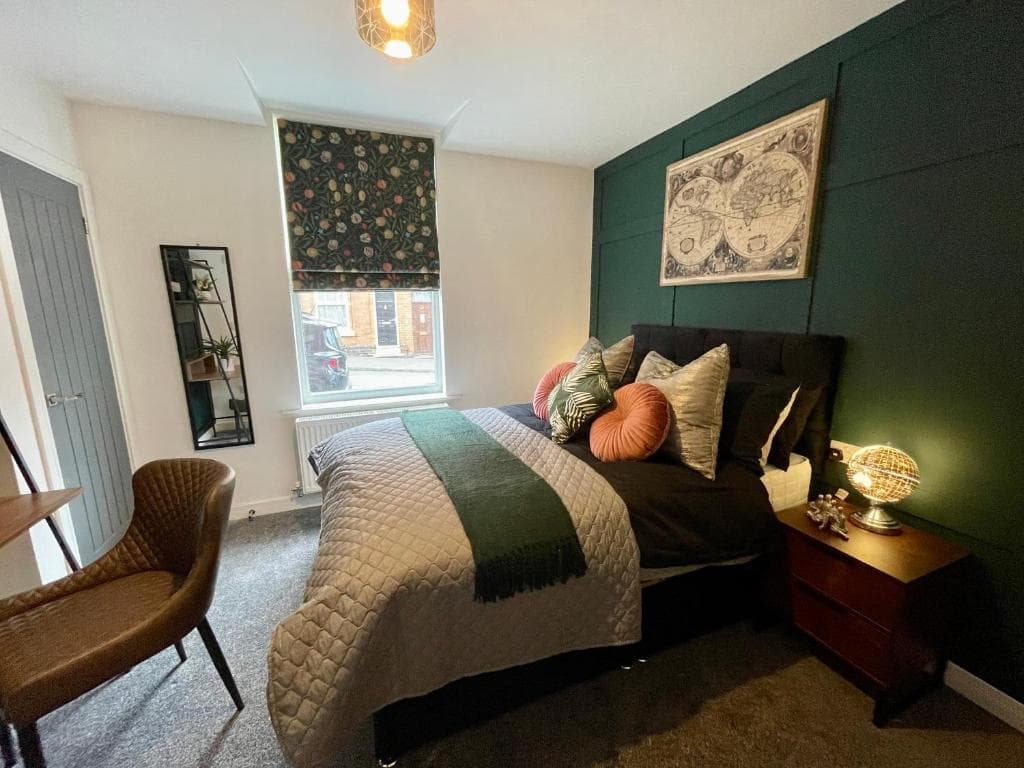 Boutique 5 bed home on Birdwell Road - Free parking