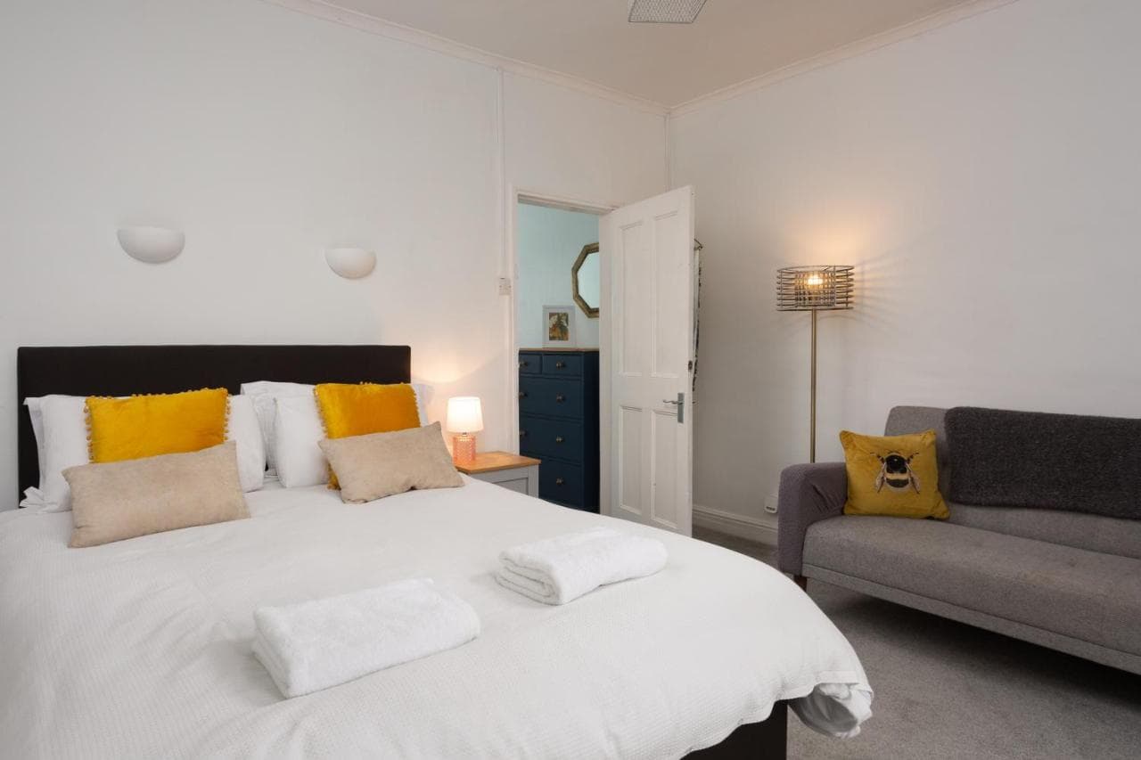 Lovely city town house with free parking sleeps 2 to 6 guests, York, Yorkshire