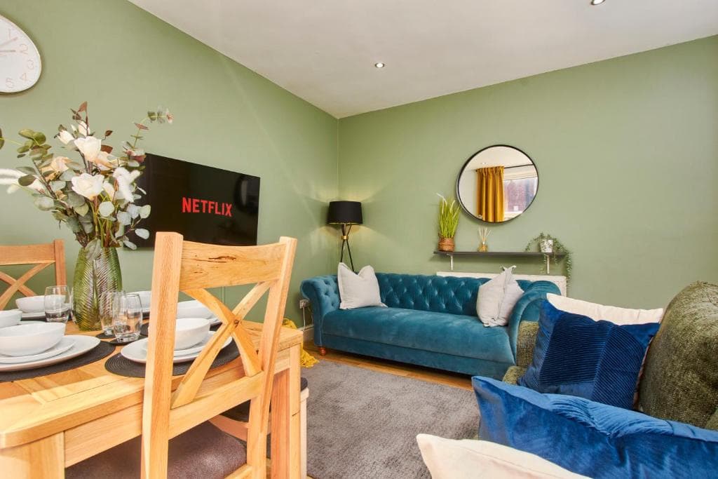 Fantastic 4BR 7-bed LEEDS House sleeps8 wParking