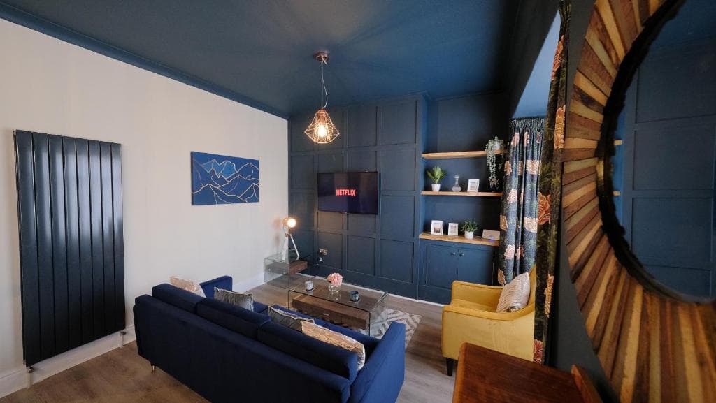 Crows Nest - Sleeps 6 nr North Bay beach and town