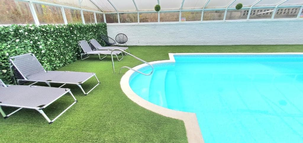 Spa home with pool sauna hottub & bar sleeps 20