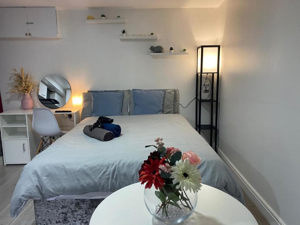Charming, cosy hideaway with free WiFi, parking