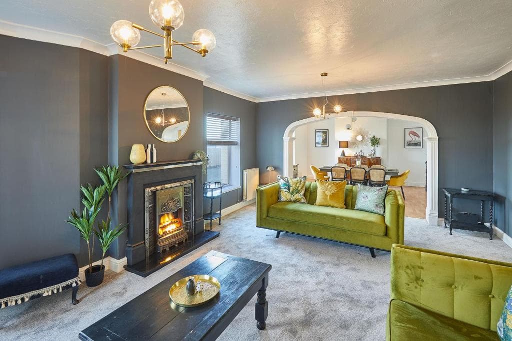 Host & Stay - Regency Mansions Apartment