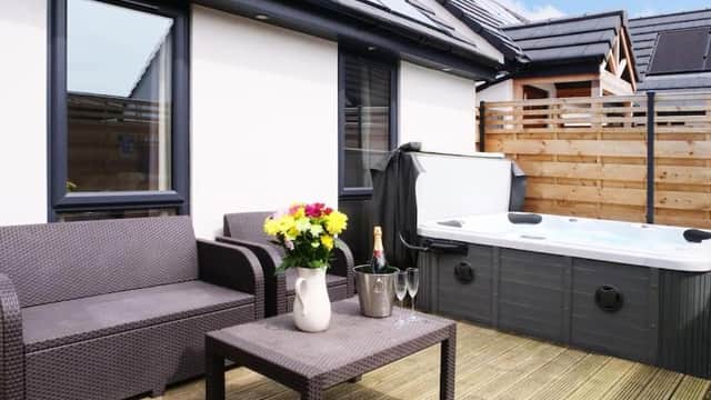 Hoxne Cottages - Daisy Cottage with private hot tub, York, Yorkshire