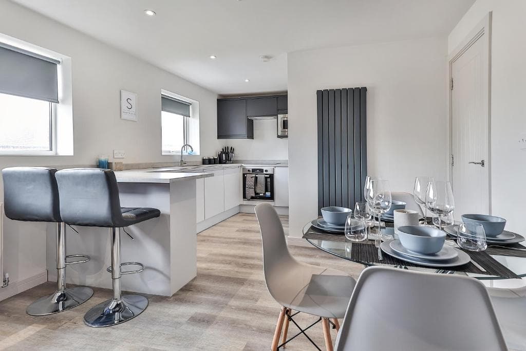 Newly Renovated 3 Bed Apartment with Parking