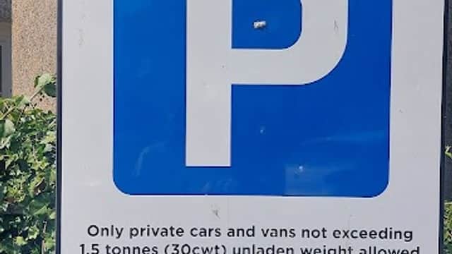 Welcome sign for West Street Car Park, detailing parking rules and maximum stay of 23 hours for vehicles.