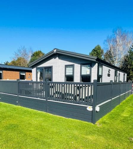 Black Moorhen Lodge with Hot Tub