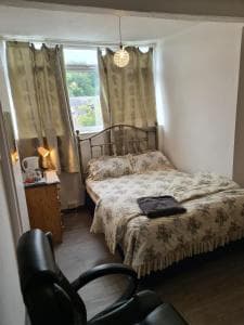 Cheerful one double bedroom with hot bath