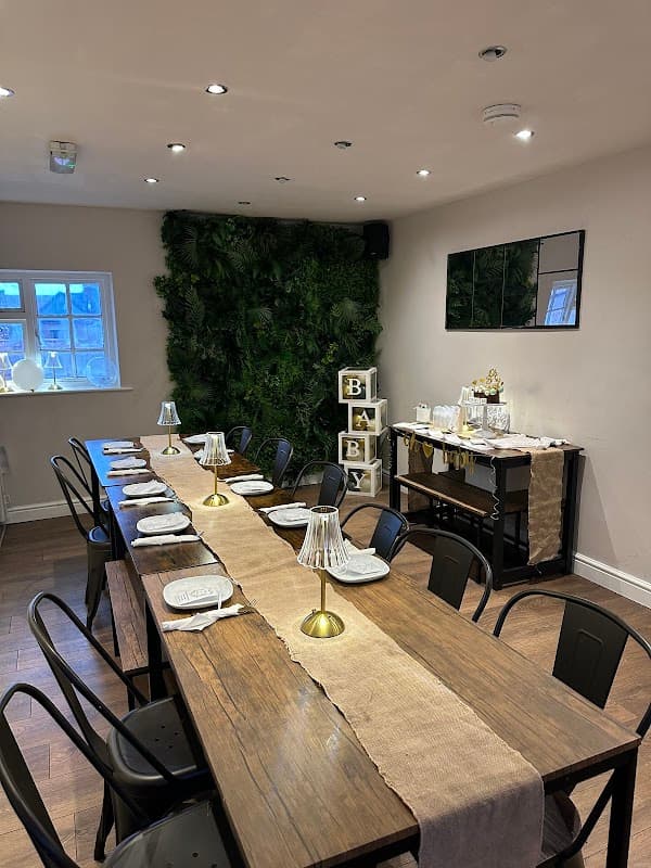 Hollie’s Bar at No 9