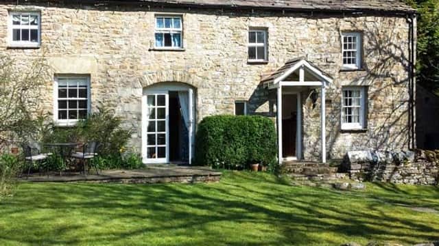 Accommodation at Farrier's Cottage in garsdale railway station