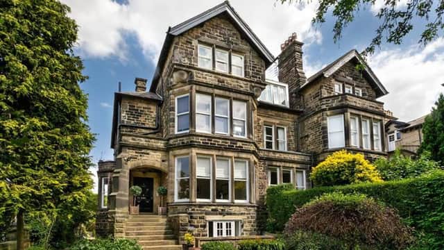 Accommodation at Central Harrogate townhouse apartment with parking in harrogate