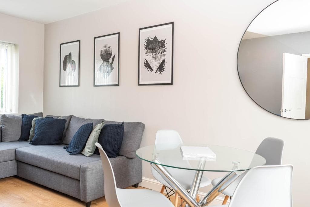 Comfortable 3 Bed House with Parking, WiFi & Patio