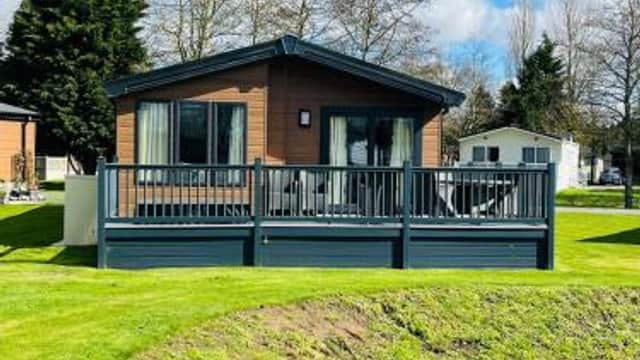 Beryl Lodge with Hot Tub - Lodge in york