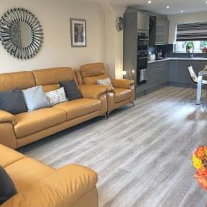City Centre Town House - City Views & Free Parking