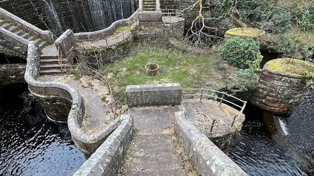 Castle Carr Fountain - Historic Site in chiserley