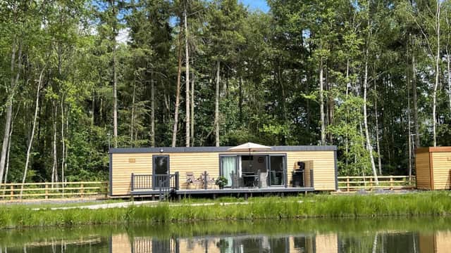 Pine Boutique Lodge with hot tub for couples & dog, York, Yorkshire