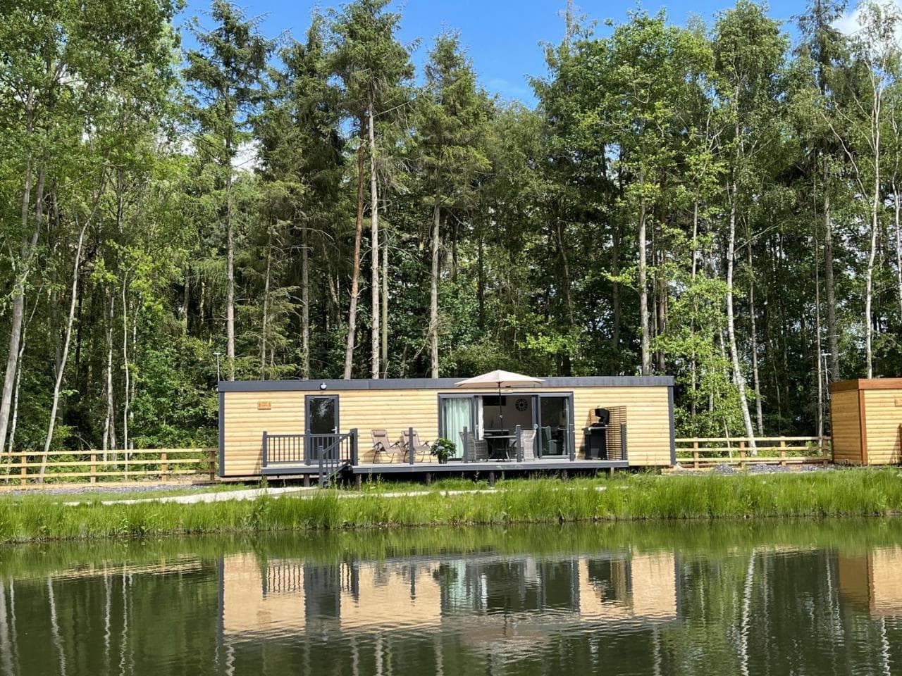 Pine Boutique Lodge with hot tub for couples & dog, York, Yorkshire