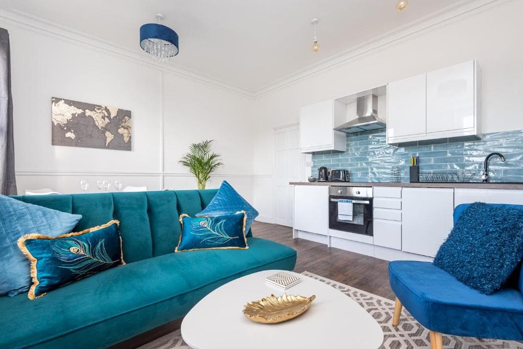 Modern Romantic Flat opposite York City Bar Walls