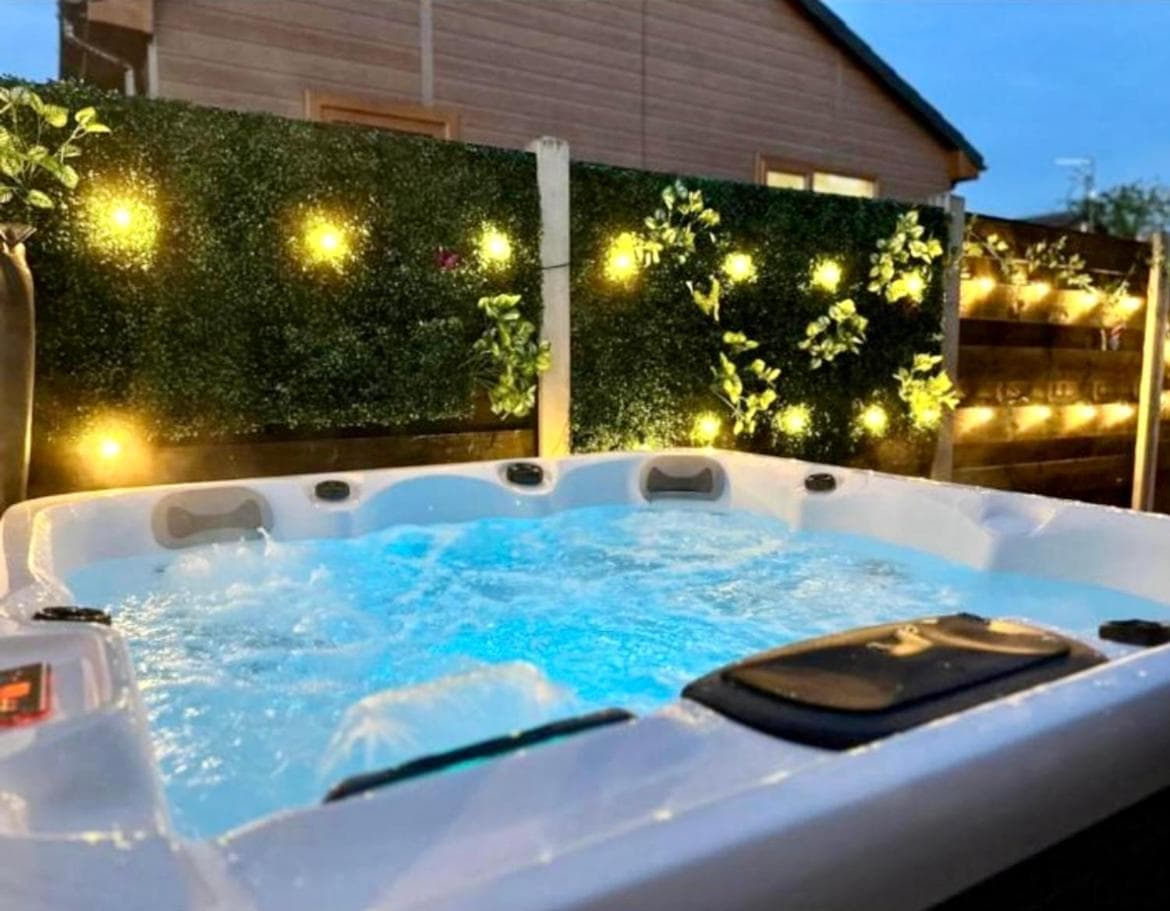 Rose Cottage with Hot Tub, York, Yorkshire