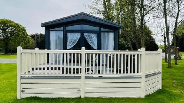 Pebble Lodge with Hot Tub - Lodge in york