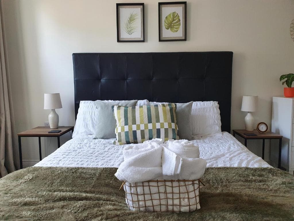 Spacious, bright flat near town centre, parking